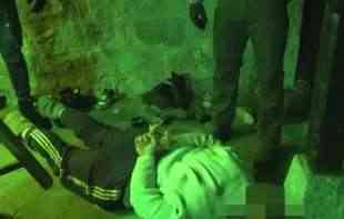 POLICIJA SA OKLOPOM UPALA U KUĆU BOMBAŠA: Pogledajte hapšenje supružnika koji su bacali BOMBE na kuće sina i ćerke Dragoslava Kosmajca (VIDEO)