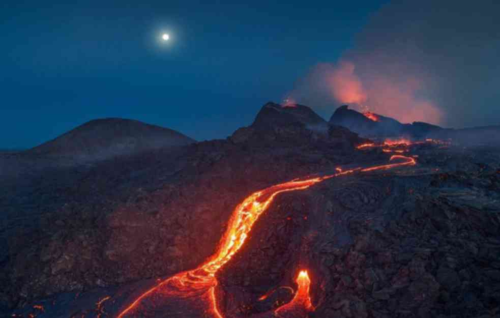 OBJAVLJEN NAJVIŠI NIVO UPOZORENJA: Erupcija vulkana u Indoneziji, izbacuje pepeo i lavu stotine metara uvis