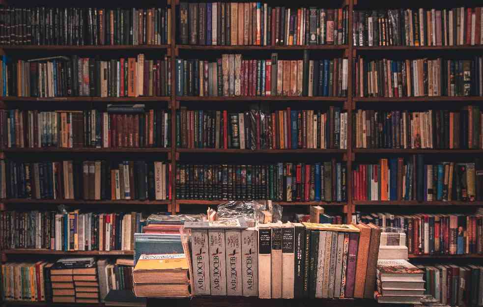 NASTAVAK SKIDANJA ĆIRILIČNIH TABLI NA KOSOVU: Biblioteka ostaje bez svog natpisa