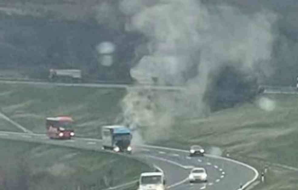 DRAMA NA AUTO-PUTU KA NIŠU: Dim kulja iz kamiona u pokretu na Begaljičkom brdu (FOTO)