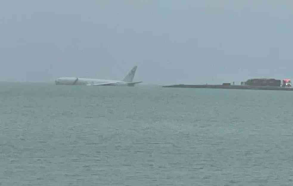 Avion američke mornarice promašio pistu u vojnoj bazi, završio u okeanu! (VIDEO) 