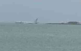 Avion američke mornarice promašio pistu u vojnoj bazi, završio u okeanu! (VIDEO) 