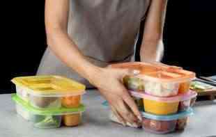 Kuhinjski trik koji će vam pomoći da najbrže ODMASTITE plastične posude (VIDEO)