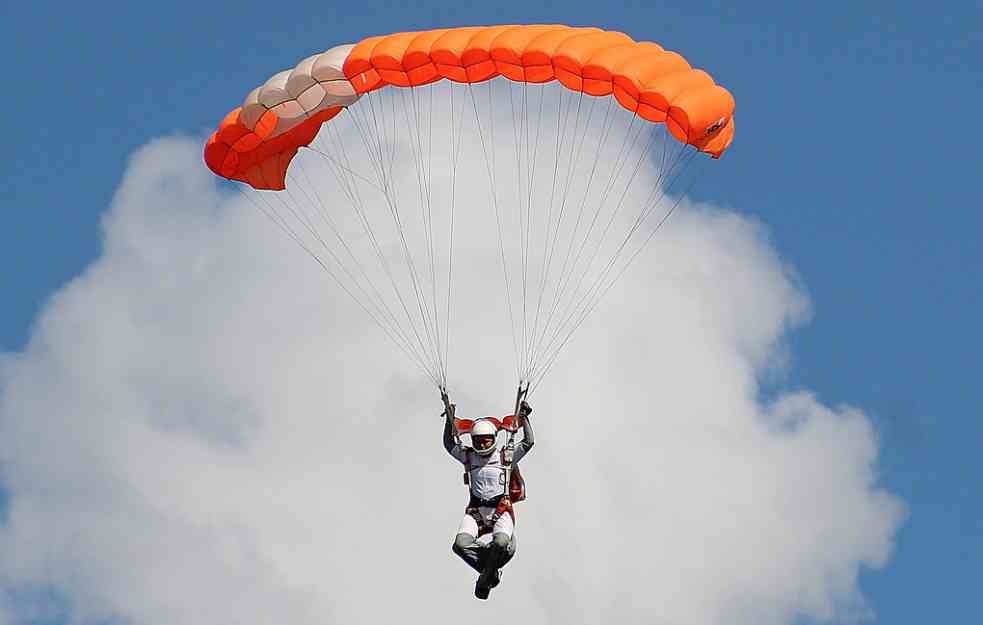 Osuđen francuski pilot koji je krilom aviona odrubio glavu padobrancu