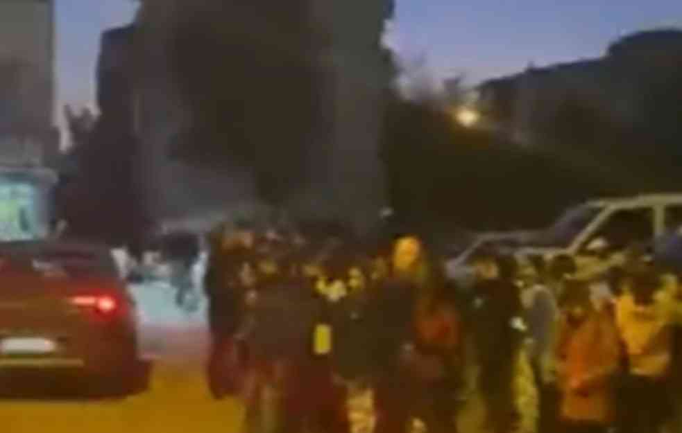 Prvi snimci iz Turske nakon dva zemljotresa za par minuta: Građani na ulicama, tresu se lusteri (VIDEO)