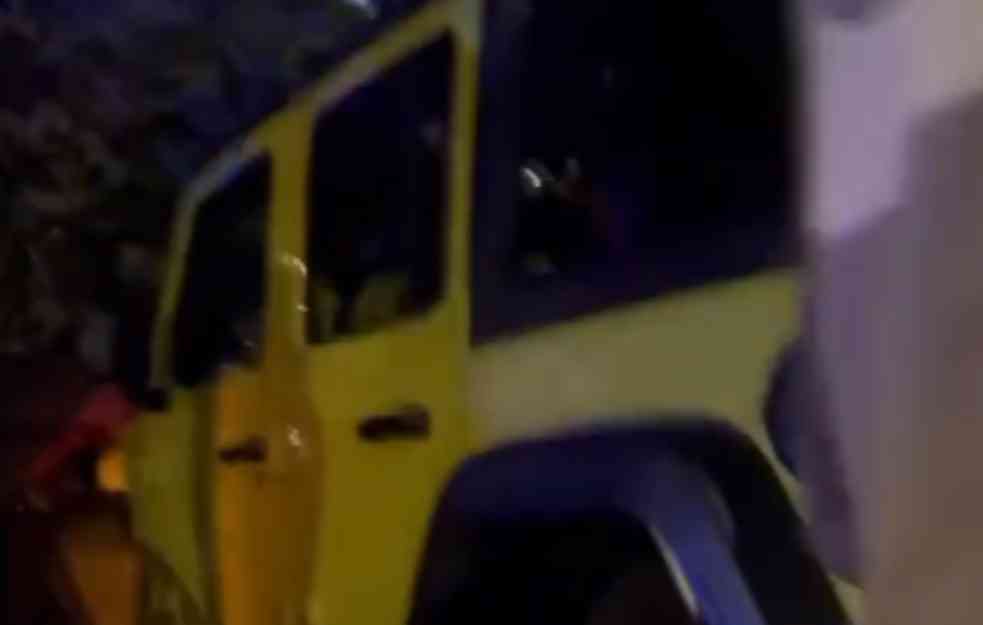 ŽESTOK SUDAR U BEOGRADU : Džip odleteo u jarak od siline udarca (VIDEO)