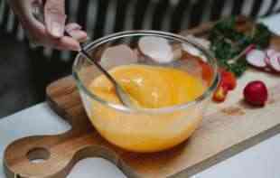 JESENJI DORUČAK PO RECEPTU FITNES INSTRUKTORKE: Trebaju vam jaja, <span style='color:red;'><b>paradajz</b></span>, bundevine semenke i paprika (RECEPT)