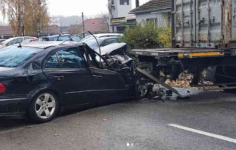 TEŠKA SAOBRAĆAJNA NESREĆA U SMEDEREVU: Automobil podleteo pod kamion