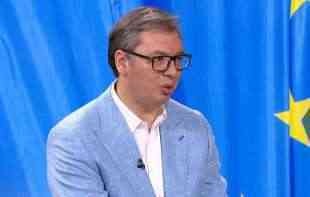 KAKO SE VUČIĆ NARUGAO ŽRTVAMA ZLOČINAČKE NATO AGRESIJE: Obećavao kaznu za zločinca Šredera, a onda ga doveo na <span style='color:red;'><b>skup SNS</b></span> baš na godišnjicu bombardovanja! (VIDEO, FOTO)