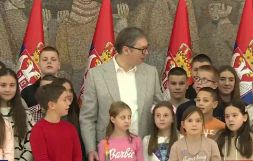 “Hvala vam draga deco što volite svoju zemlju i što ćete svojim znanjem doprineti napretku Srbije”: Vučić sa decom iz Zvečana (VIDEO)