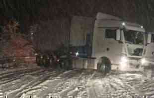 SNEG U SRBIJI PADA 24 SATA: KOLAPS U SAOBRAĆAJU! Kamioni blokirali puteve, sela bez struje (FOTO, VIDEO)