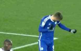 Promašio <span style='color:red;'><b>prazan gol</b></span> pa se udario pesnicom u glavu (VIDEO)