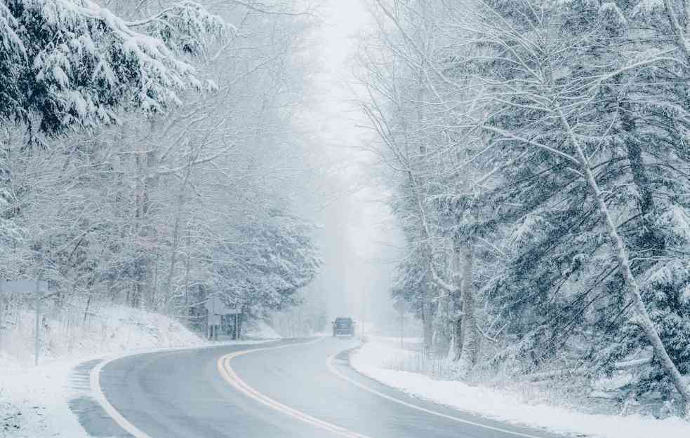 VOZAČI, OPREZ:  Napadao sneg na putu prema Divčibarama: Vodite računa zbog magle i poledice