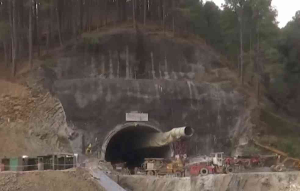 SLAMKA SPASA ZA RADNIKE ZAROBLJENE U URUŠENOM TUNELU: Spasioci probili ruševine 