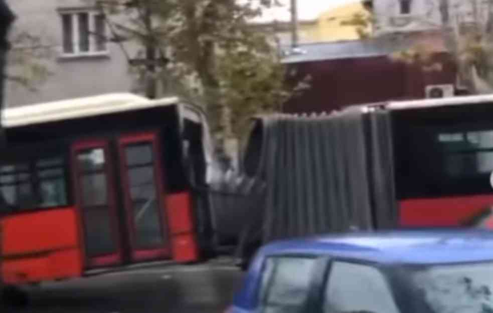 Oglasio se GSP o autobusu koji se prepolovio nasred kolovoza