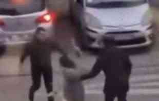 HAOS! GURNUO DEVOJKU NA ULICI, PA IZBILA STRAŠNA TUČA: Snimak okršaja u Novom Sadu (VIDEO)