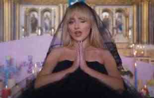 Pop zvezda Sabrina Karpenter objavila spot iz crkve: Ovim gestom ZGROZILA je SVET
