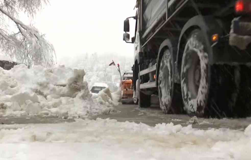 VANREDNA SITUACIJA U PET OPŠTINA : Sneg napravio HAOS!