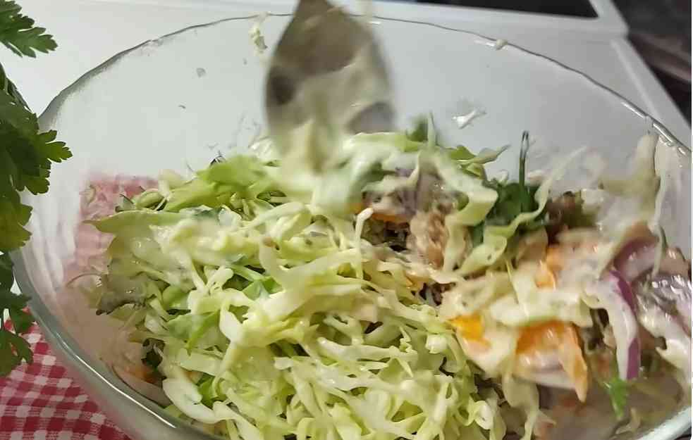 Savršeno ide uz SLAVSKO PEČENJE ali i kao samostalan obrok: Da li ste probali kremastu kupus salatu?