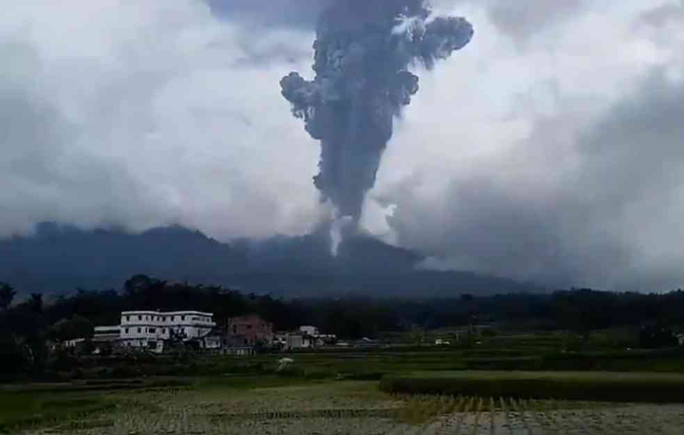 STRAVIČNA ERUPCIJA VULKANA U INDONEZIJI: Najmanje 11 žrtava, dosta nestalih (VIDEO)