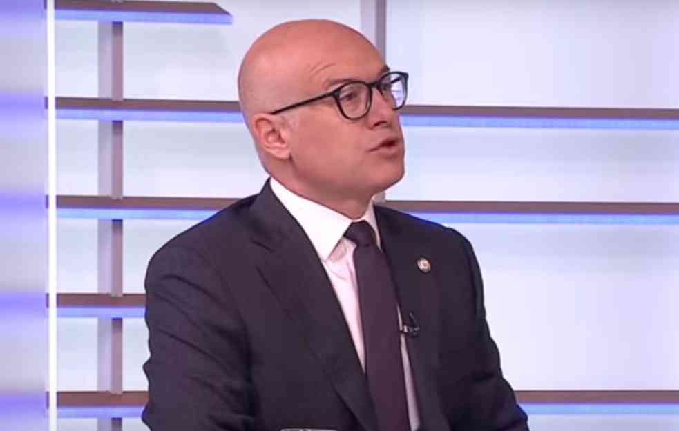 Ako premijer Vučević zaista otpusti sve nastavnike u Srbiji? Društvene mreže znaju ko treba da predaje deci u školama i predlozi su urnebesni