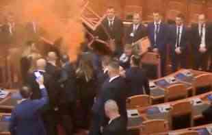 HAOS! PREKINUTA SEDNICA SKUPŠTINE U TIRANI: Ponovo sukobi poslanika opozicije i obezbeđenja (VIDEO)
