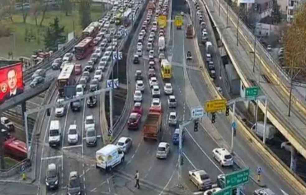 JUTARNJI ŠPIC U BEOGRADU: Gužve na mostovima, kolona vozila i kod Autokomande (FOTO)