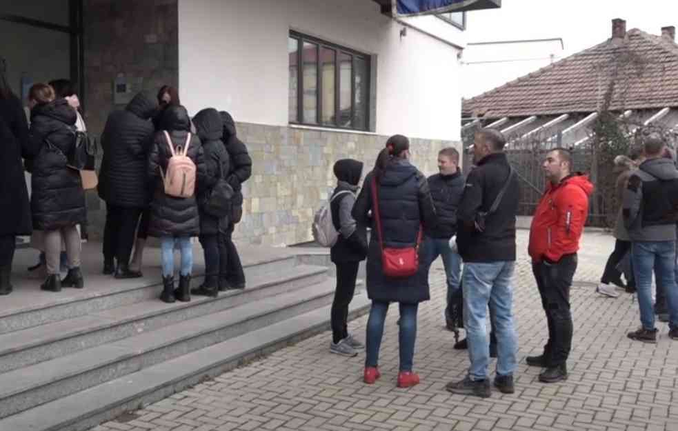 ODBIJENI ZAHTEVI SRBA: U opštinama na severu građani pokušali da predaju zahteve za razrešenje gradonačelnika (VIDEO)