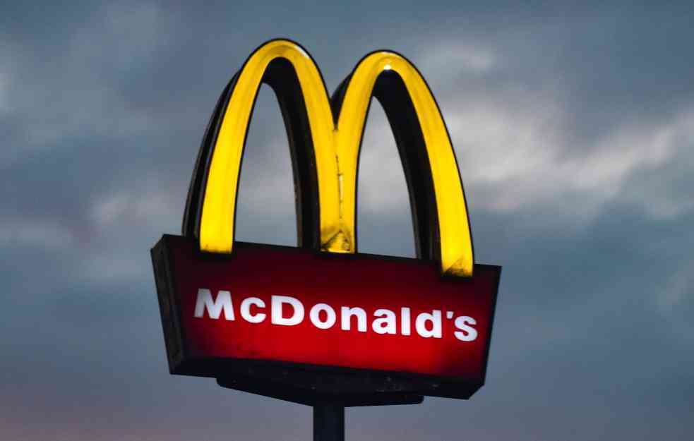 Masovno trovanje u Mekdonaldsu! Najmanje jedna osoba preminula, 10 otrovano
