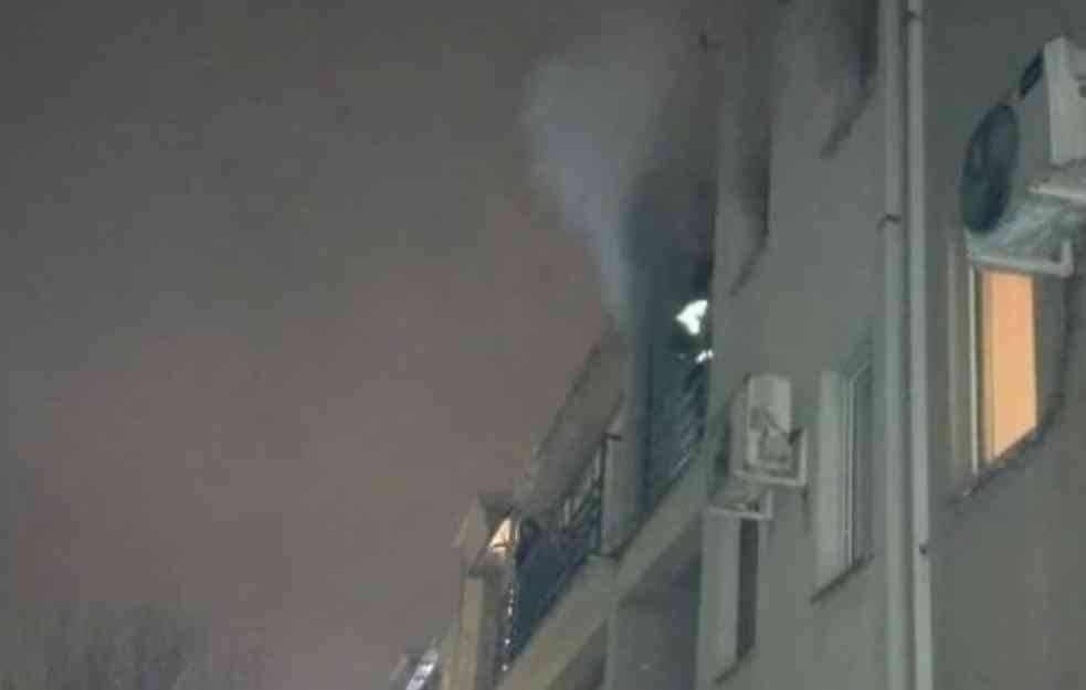 GORI STAN U KRNJAČI : Dim kulja sa drugog sprata, vatrogasci se bore s vatrom (FOTO)