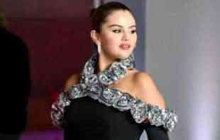 <span style='color:red;'><b>Selena Gomez</b></span> podseća nas na eleganciju rukavica do laktova