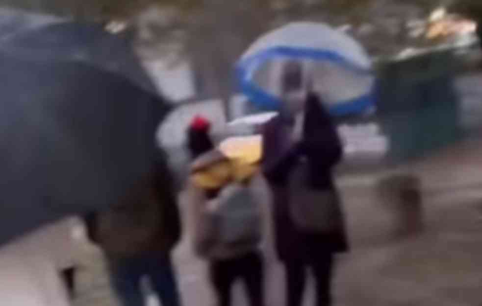 DŽEPAROŠI NA DUŠANOVCU: Devojka ih zaklanja kišobranom, a oni samo uzimaju!  (VIDEO)