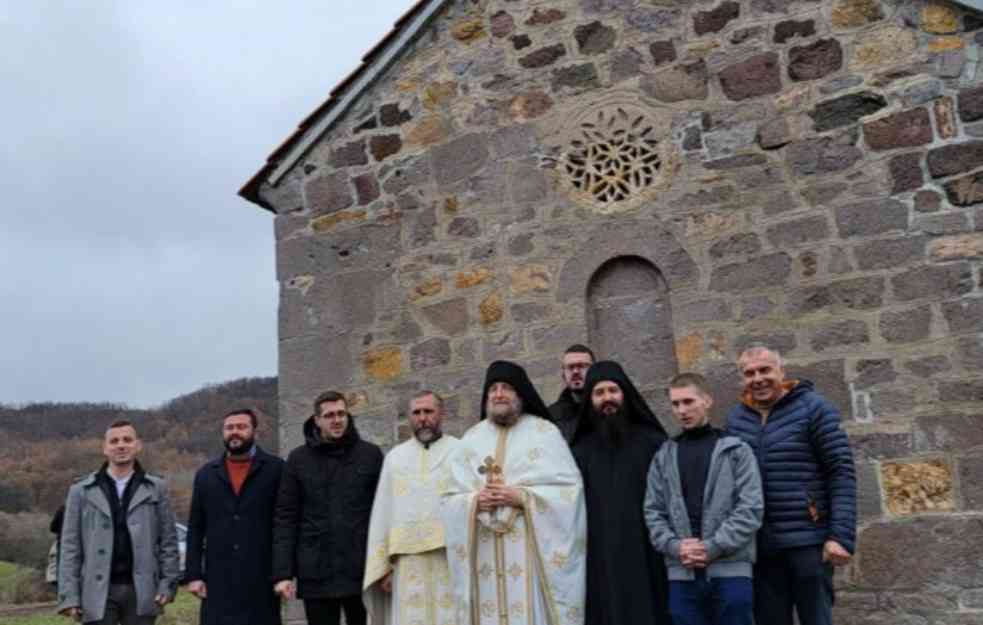 SVEŠTENSTVO SPC UŠLO U POSED provaljenog i oskrnavljenog hrama kod Podujeva: Služena sveta liturgija