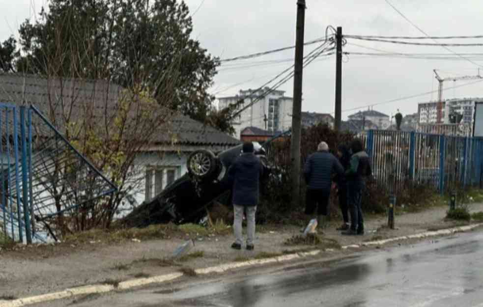 Novi Pazar: Auto u kanalu na krovu, pored njega guma