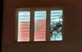 <span style='color:red;'><b>PROVOKACIJA</b></span>: Na prozoru zgrade Opštine Leposavić postavljena zastava Albanije (VIDEO)