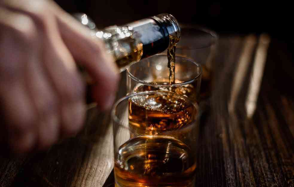 Upotreba alkohola povećava rizik od nastanka raka!! Lako dostupan, jeftin i koban!