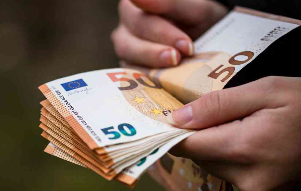 Srednji kurs dinara za evro danas 117,0590 dinara, za dolar 112,8171 dinara