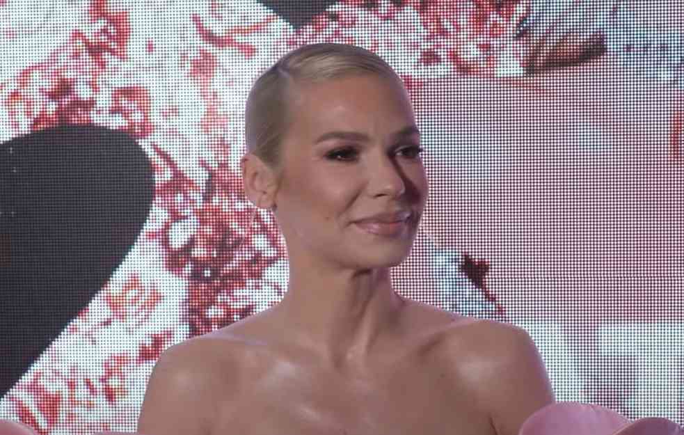 Za dobru sliku joj ništa nije teško: Nataša Bekvalac u providnoj haljini u bazenu (VIDEO)