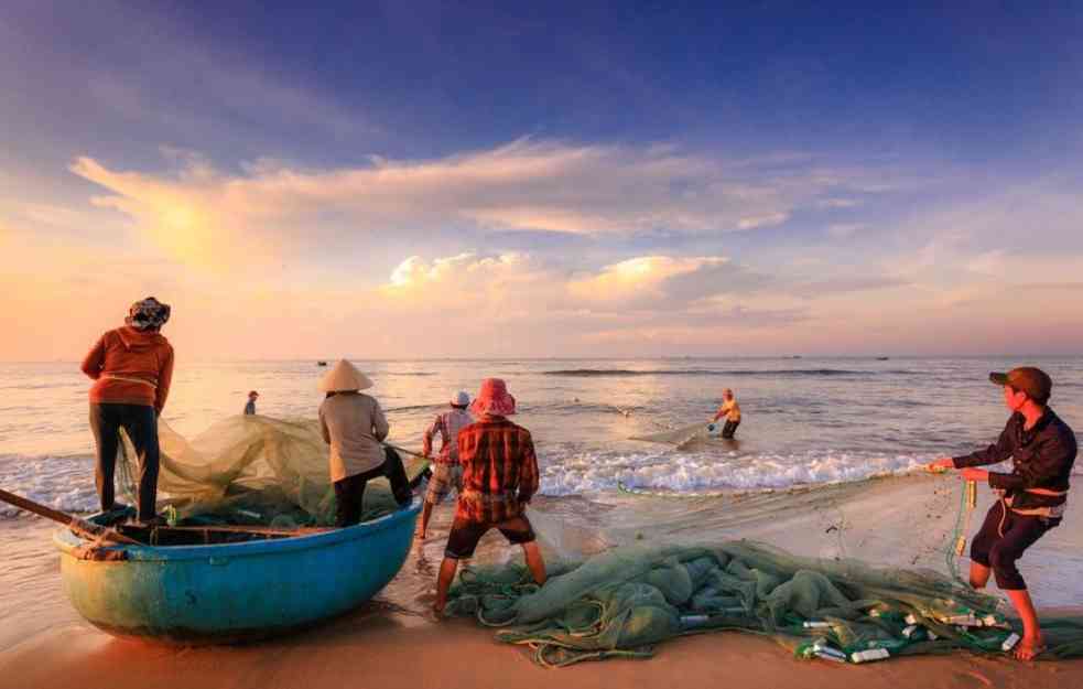 RECIKLAŽA NA NIVOU: Skejtbord i naočare za sunce od ribarske mreže