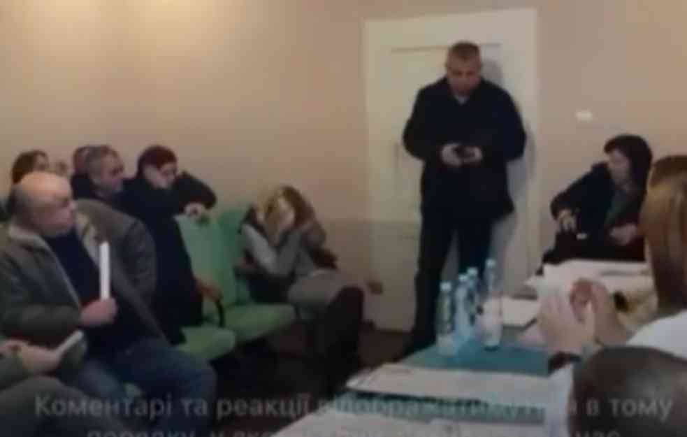 UZNEMIRUJUĆE: Isplivao snimak bačenih bombi na sednici u Ukrajini (VIDEO)