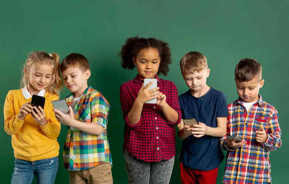 Zloupotreba tehnologije za edukaciju i zabavljanje dece: Koji je vaš izgovor za davanje telefona deci?