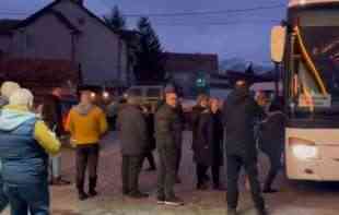 <span style='color:red;'><b>IZBORI U SRBIJI</b></span>: Gužve na Jarinju, otvorena sva biračka mesta za Srbe sa Kosova i Metohije (VIDEO)