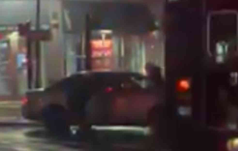 AUTO SE ZAKUCAO U BAJDENOVU KOLONU: Slučajno udario u džip (VIDEO)
