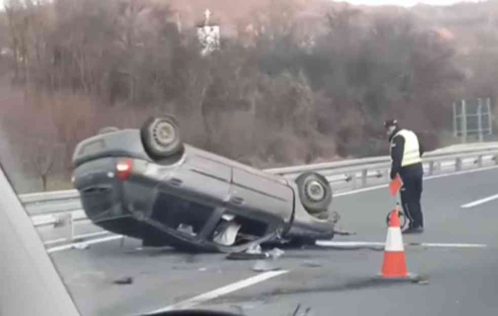 AUTO ZAVRŠIO NA KROVU: Teška nesreća na auto-putu kod Aleksinca, sumnja se da ima stradalih (VIDEO