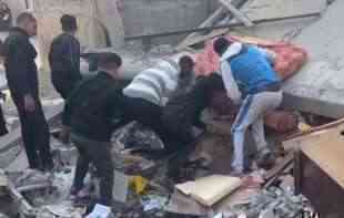 MASAKR U GAZI: Ubijeno 90 <span style='color:red;'><b>Palestina</b></span>ca u jednom napadu! Preživeli kopaju po ruševinama u potrazi za živima