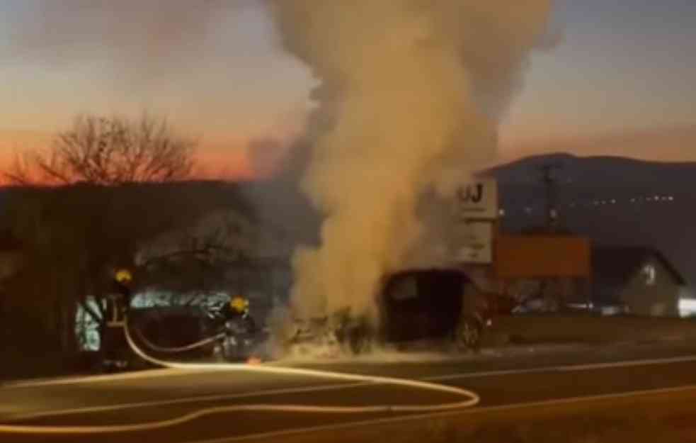 IZGOREO AUTOMOBIL: Užas u Mladenovcu: Vatrogasci ugasili vatru (VIDEO)