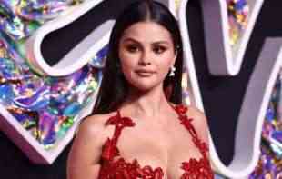 SELENA GOMEZ OTVORENO O <span style='color:red;'><b>BOTOKS</b></span>U: Koliko se poznate ličnosti služe ovom metodom podmlađivanja?