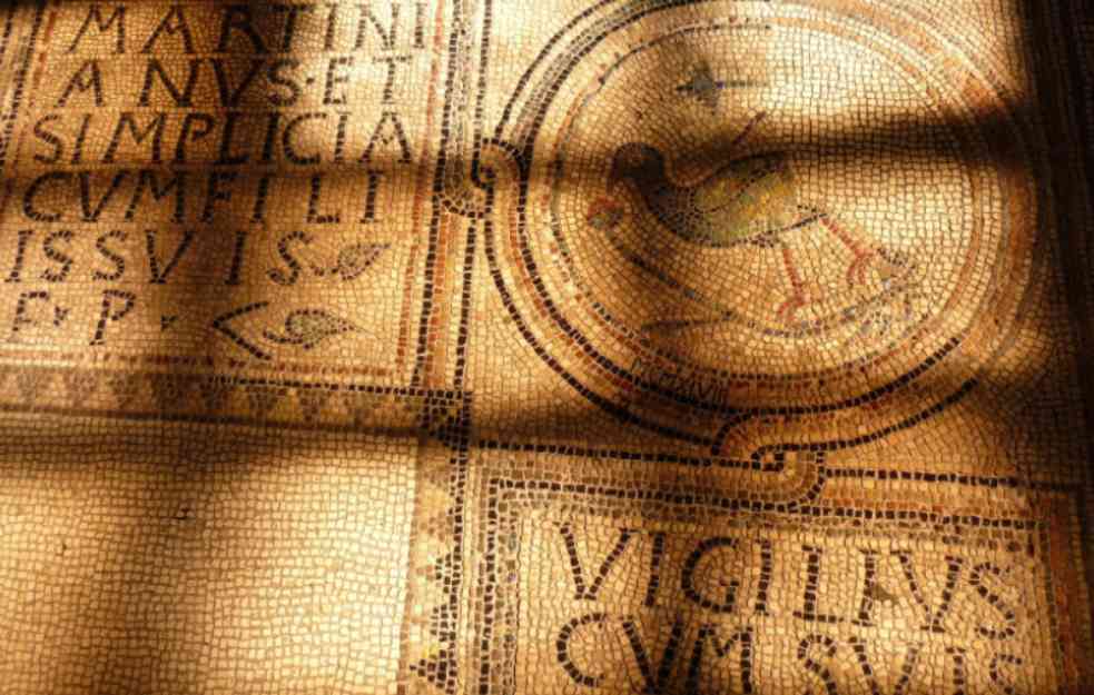 OTKRIĆE U CENTRU RIMA : Arheolozi pronašli mozaik star 2300 godina od školjki i korala (VIDEO)