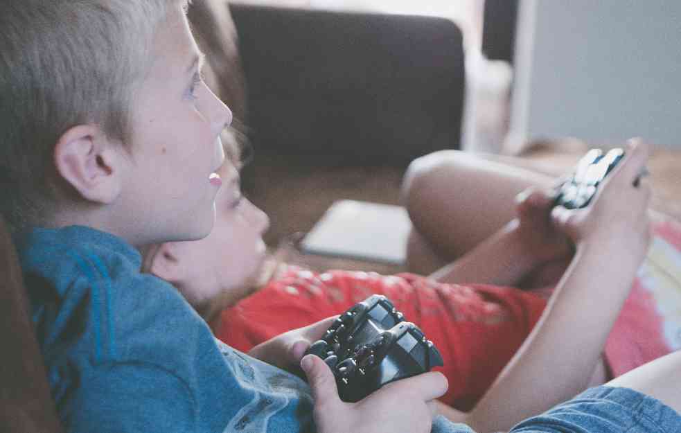 VAŠE DETE PROVODI PREVIŠE VREMENA NA INTERNETU? Ovih osam znakova ukazuje da su postala zavisna