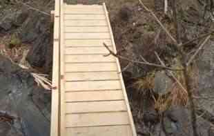 DRAMA KOD SURDULICE: Majka i dete (7) sa drvenog mosta pali u NABUJALU REKU! 